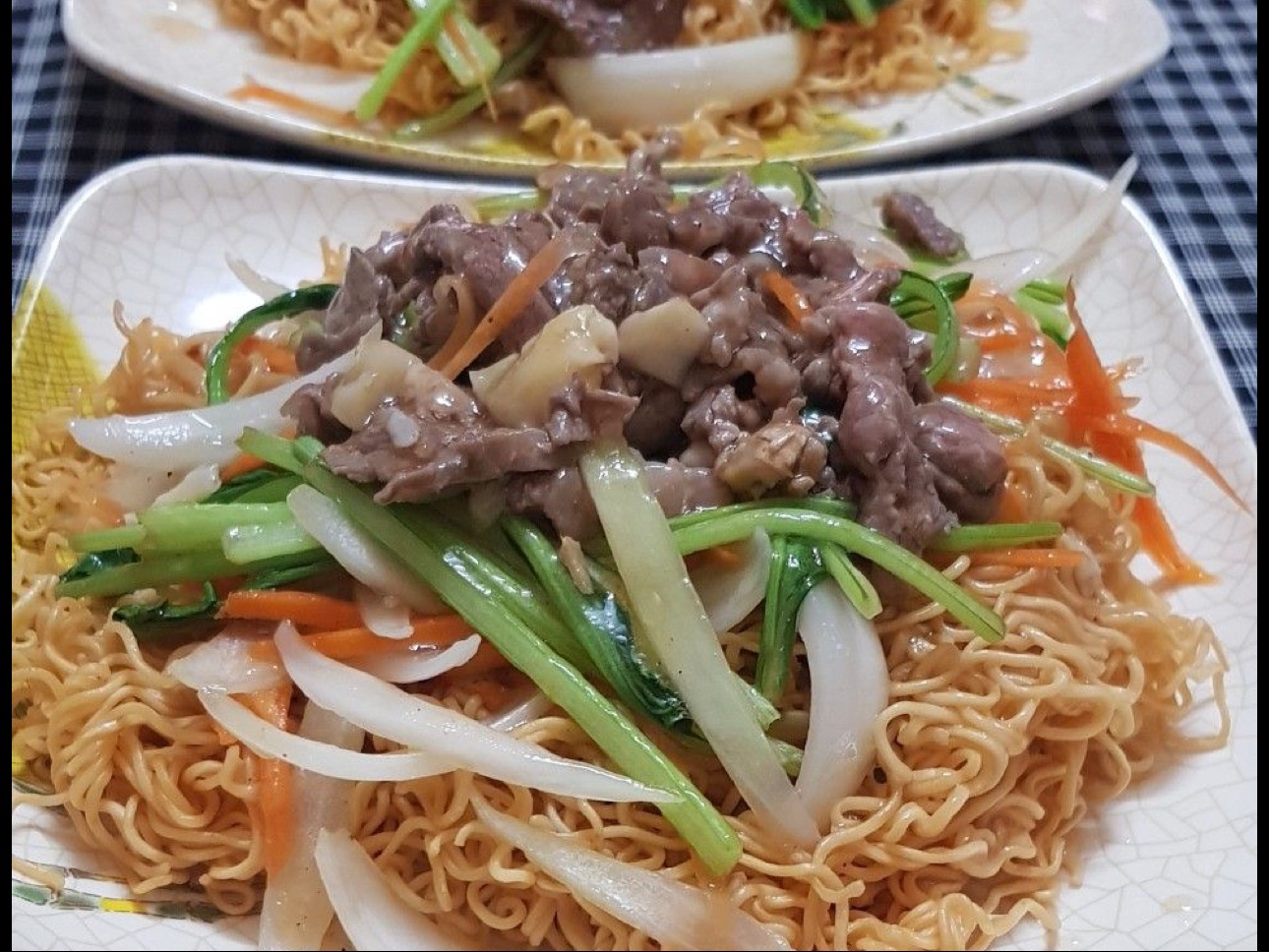 S2 MÌ XÀO BÒ / STIR-FRIED NOODLES WITH BEEF.
