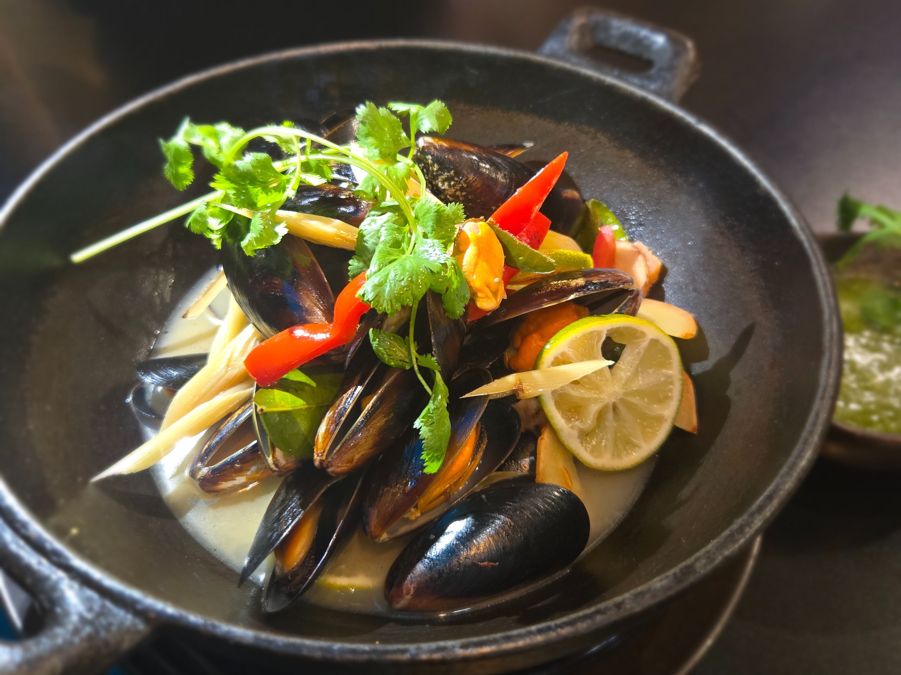 Steamed Black Mussel (Hoy Aob ).