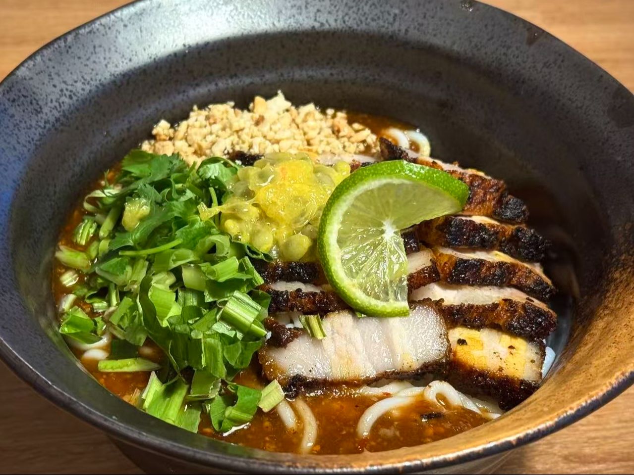 Nouilles de riz à la poitrine de porc rôtie aux fruits de la passion du Yunnan