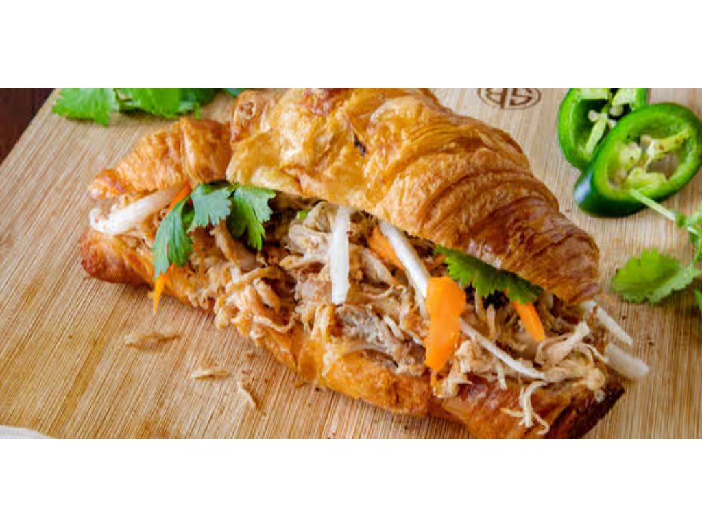 B12. SHREDDED CHICKEN / CROISSANT GÀ XÉ.