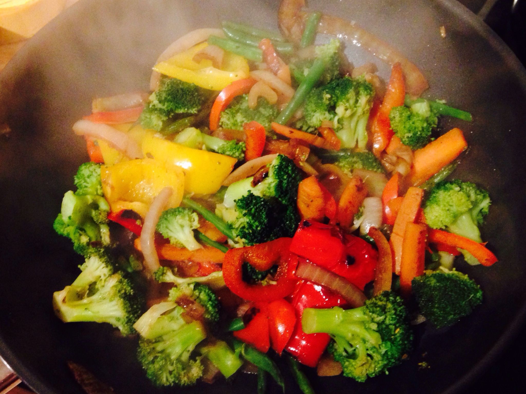 BB. Cơm Xào Thập Cẩm / Steamed Rice w/Stir Fried Vege, Shrimp, Beef, Chicken.