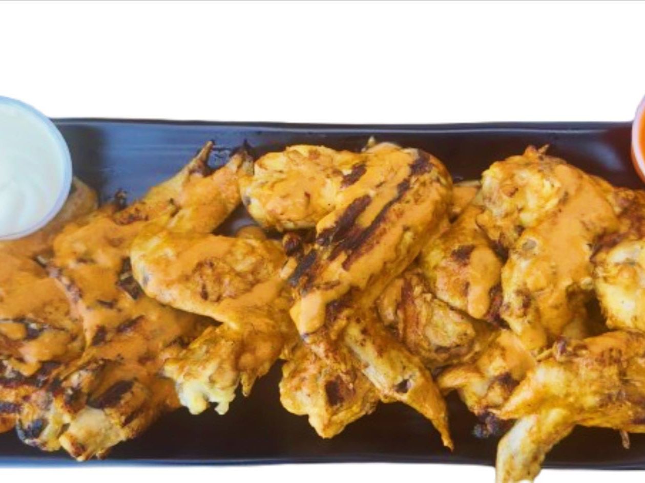 Wings 8 Pieces (Hot, Mild, Spicy Wing Sauce, Garlic , bbq) Fried