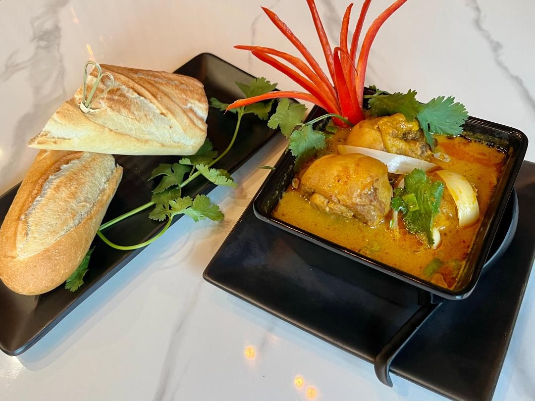 CE12. VIET CHICKEN CURRY /w PLAIN BANH MI  - CÀ RI GÀ/ BÁNH MÌ