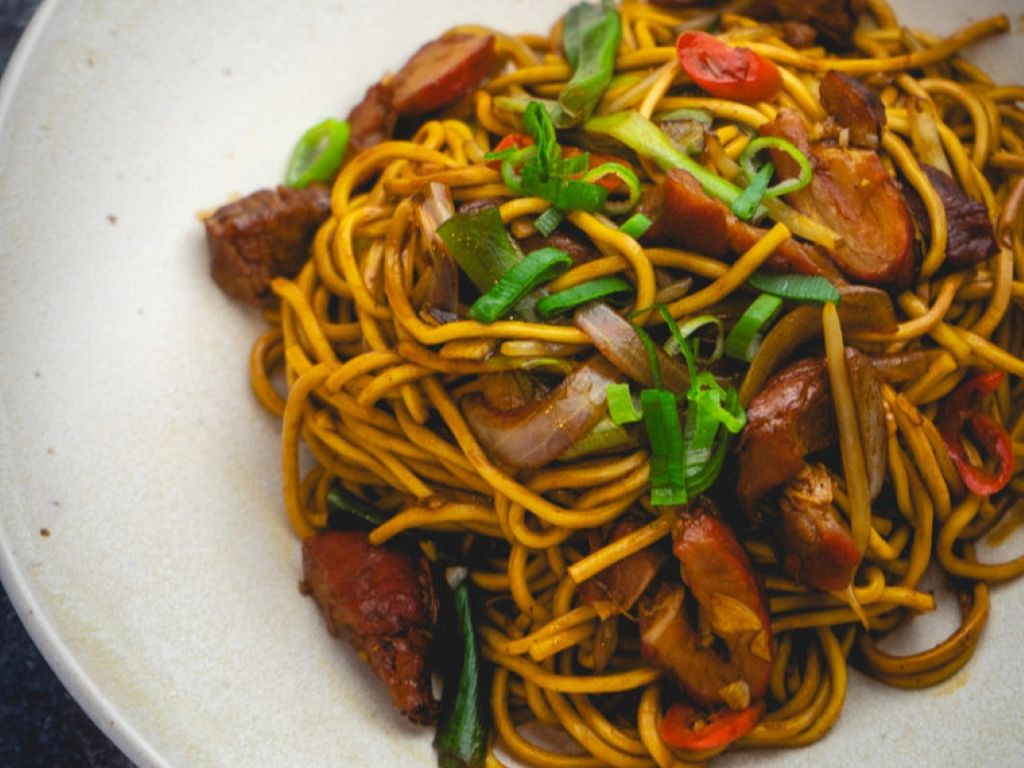 Roast Pork Chow Mein / Mì Xào Thịt Heo Quay / 叉烧炒面.