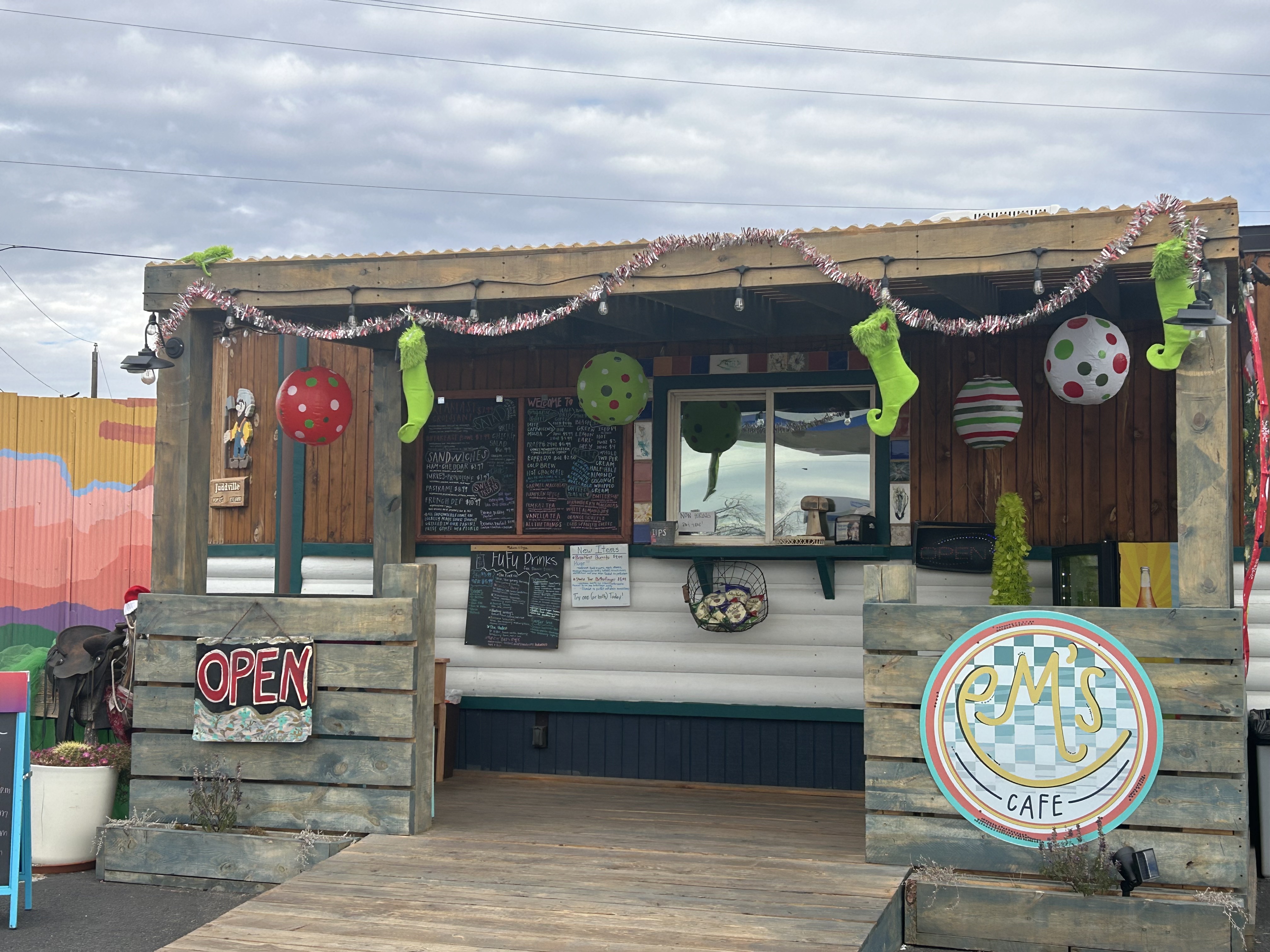 Welcome to Em's Cafe! Located at the "center of the Universe" in Fredonia, AZ! We are committed to fresh food-made to order! We are a small business established by a mom, and four kids and a grandma!