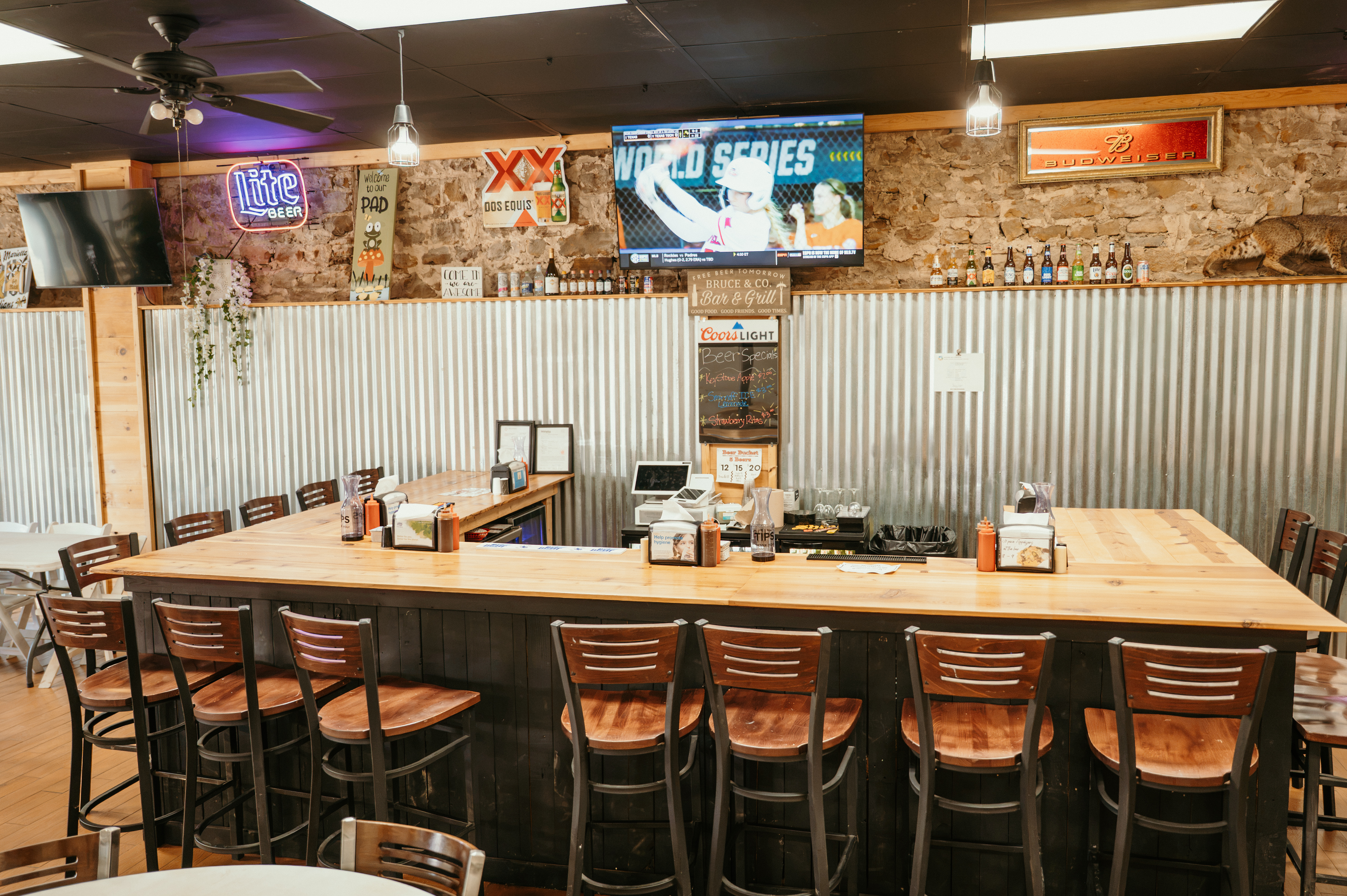 Welcome to Bruce's! We're serving up slow-smoked BBQ, homemade sides, and small-town hospitality right here in Marietta, Oklahoma.  Dine in with us, order to-go, or let us cater your next gathering!